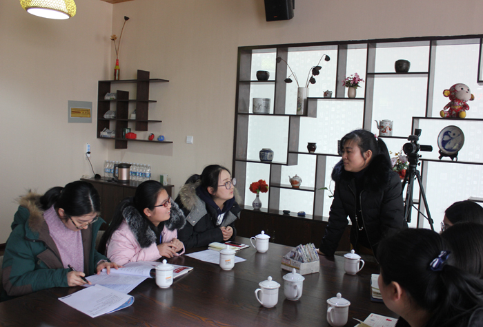 7007张校长在解答老师的疑问.jpg 7007张校长在解答老师的疑问.jpg