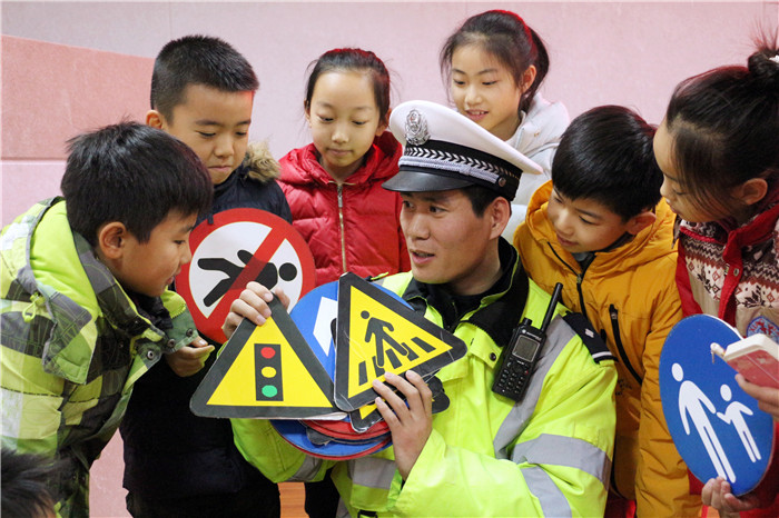 C:\Users\123\Desktop\600400\交警和孩子们.jpg C:\Users\123\Desktop\600400\交警和孩子们.jpg